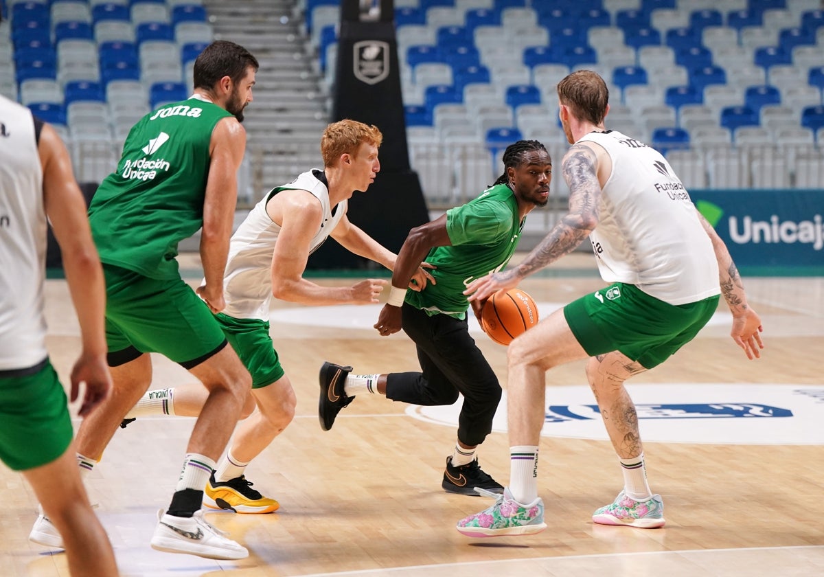 Entrenamiento del Unicaja previo al viaje del Unicaja a Murcia.