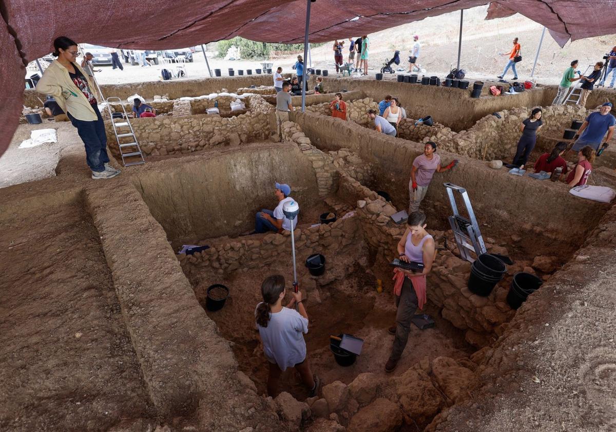 Imagen principal - El Cerro del Villar reconstruye su historia con nuevos hallazgos: del incendio que lo protegió a la cabeza de mujer en terracota