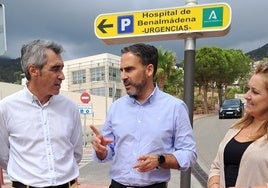 Pérez y Navas delante del hospital de Benalmádena.