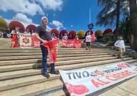 Ex trabajadores de Tivoli exigiendo la reapertura del parque el día de su 50 cumpleaños.