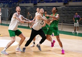 Balcerowski, Osetkowski y Tyson Pérez, pendientes de un rebote en un entrenamiento previo a la Supercopa.