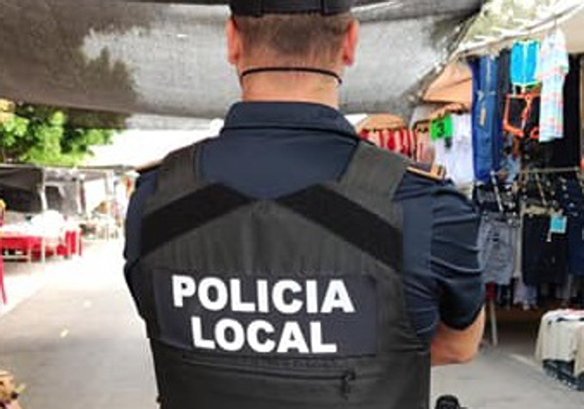 Un agende de la Policía Local de Alhaurín de la Torre.