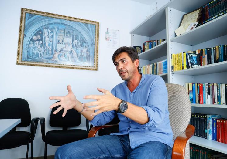 José Miguel Santos, en una sala de Nuestra Señora de la Merced, una casa de Cáritas que acoge a personas en tercer grado penitenciario.