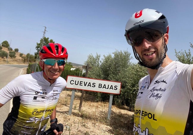 Miguel y Alberto Soler se fotografían, como parte del reto, nada más llegar a Cuevas Bajas pedaleando.