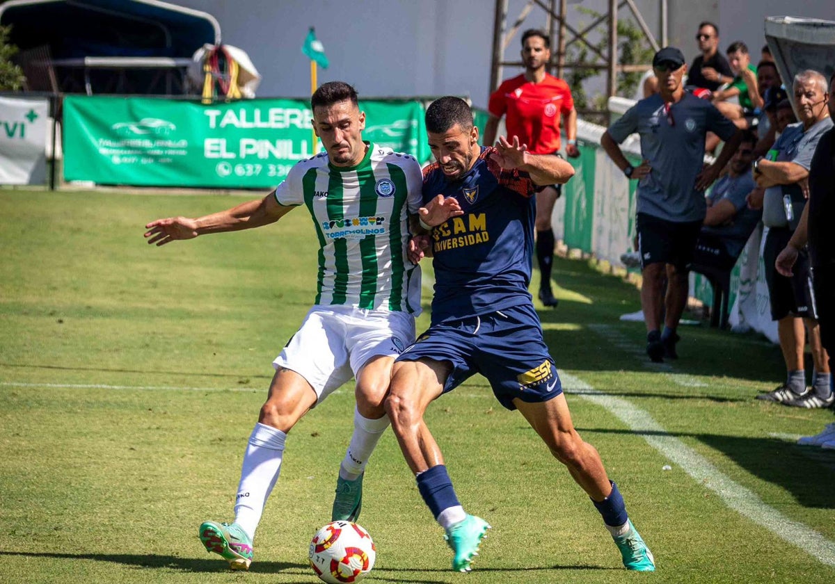 Álex Camacho, del Torremolinos, en el último partido frente al UCAM Murcia