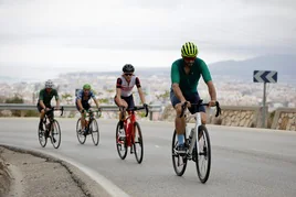 Varios corredores durante la Subida a la Fuente de la Reina.