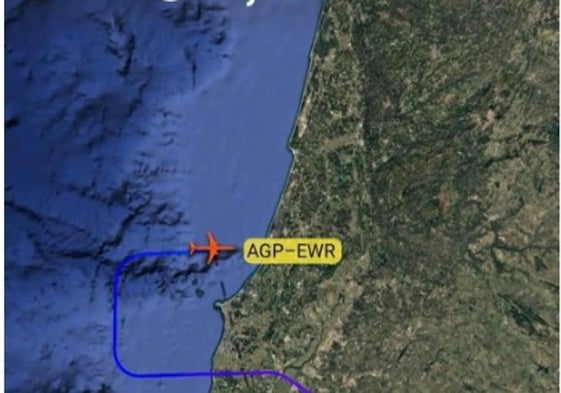 Imagen de Flightradar en la que se ve la trayectoria del avión.