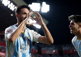 Nelson Monte celebra su gol frente al Granada, haciendo el gesto de un corazón.