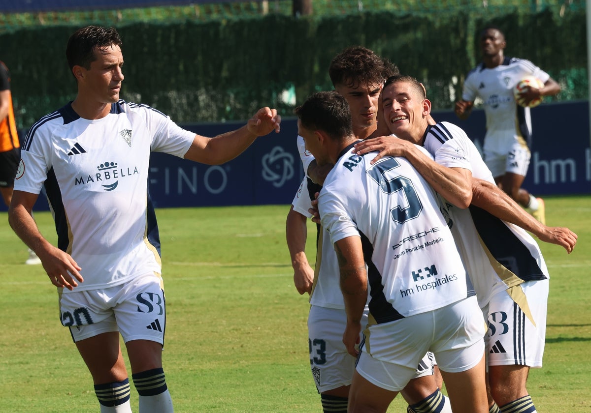 Los jugadores del Marbella celebran el gol frente al Fuenlabrada.