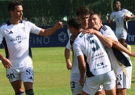 Los jugadores del Marbella celebran el gol frente al Fuenlabrada.