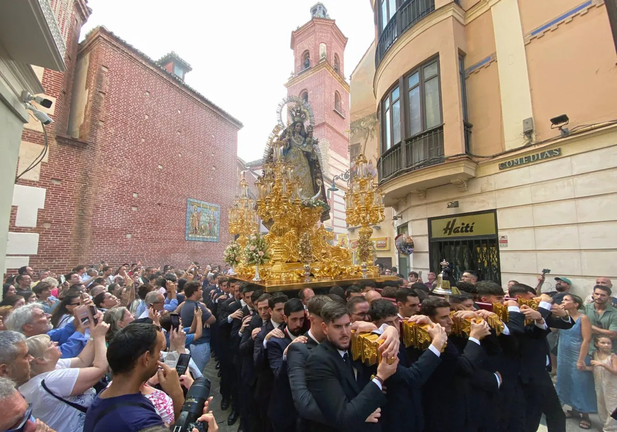 La Virgen de los Remedios, entrando en la calle Comedias, tras efectuar su salida.