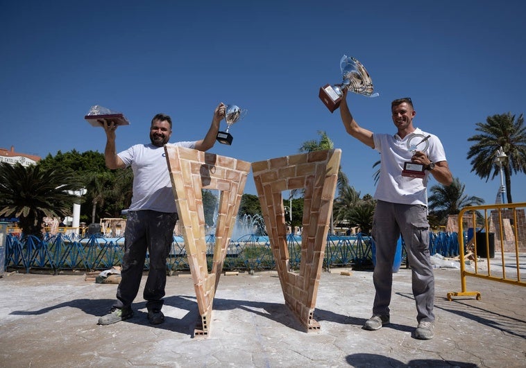 La cuadrilla ganadora del concurso de albañilería de El Palustre, junto a su obra.