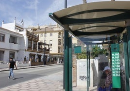 Un vecino espera en La Cala del Moral a coger el bus.