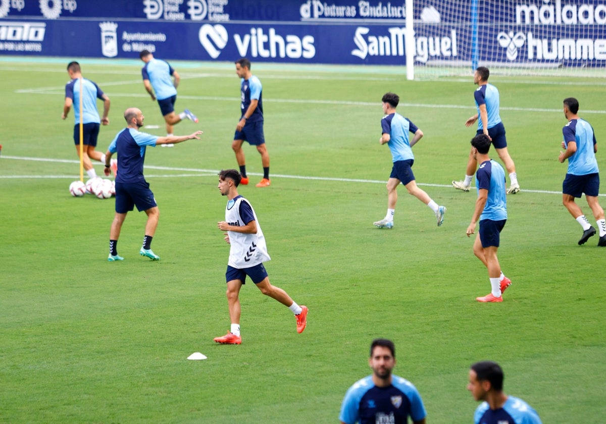 Larrubia, en el centro de blanco, durante la sesión de ayer por la tarde en La Rosaleda.