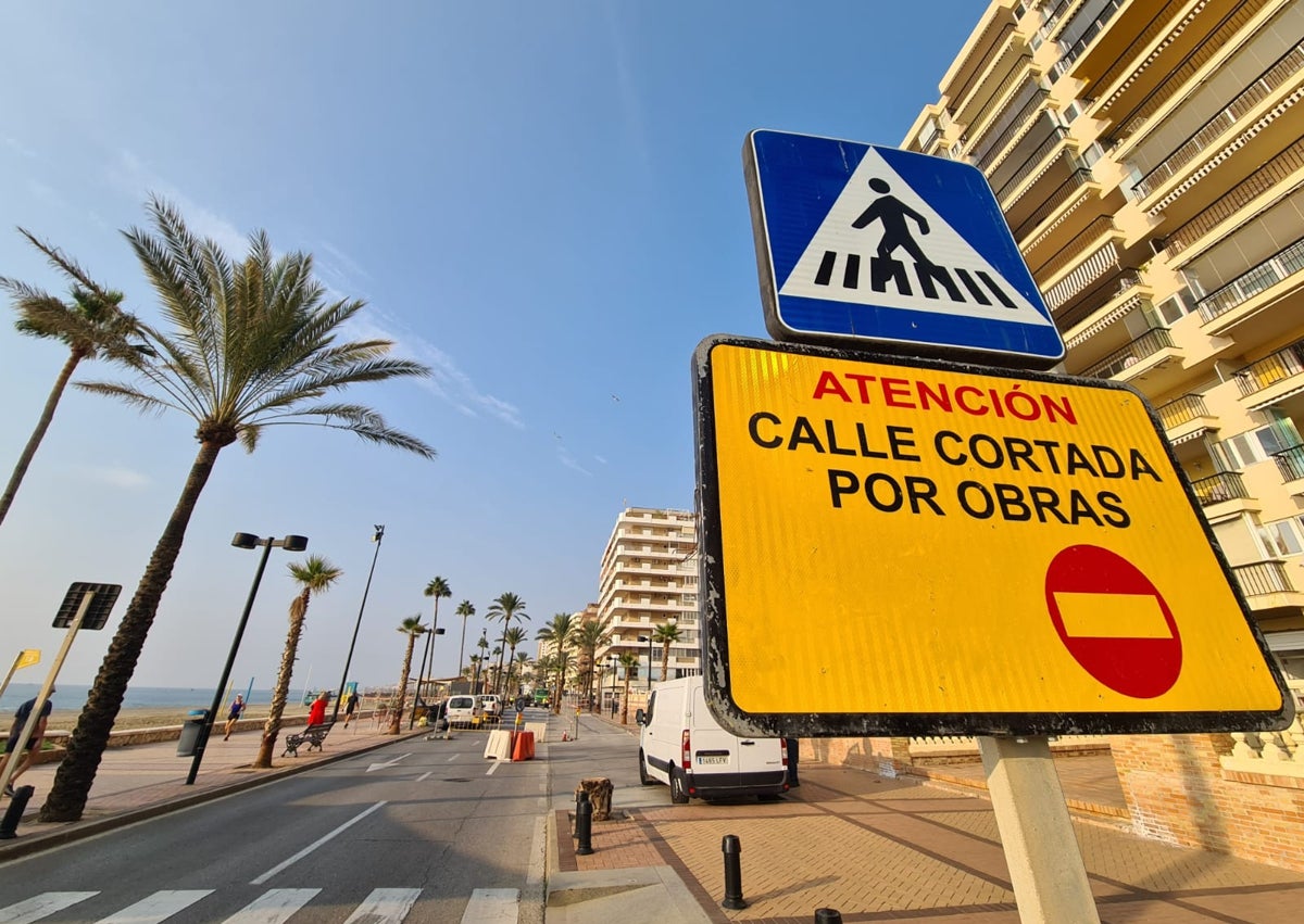 Imagen secundaria 1 - Trabajos para la renovación de la red de saneamiento en la costa de Fuengirola.