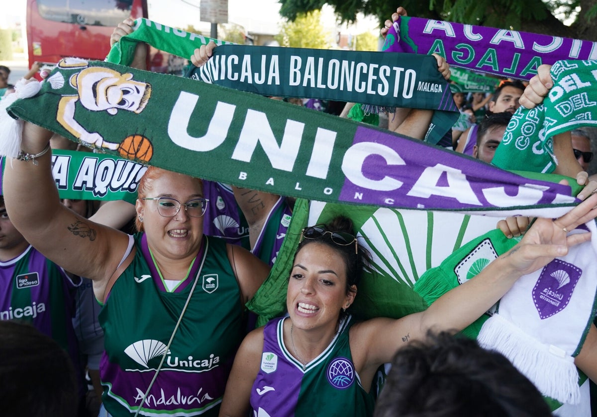 Aficionados del Unicaja cantan en el recibimiento al equipo.