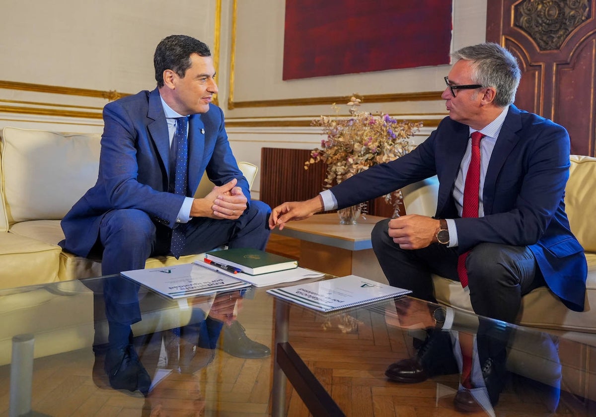 Juanma Moreno y Manuel Gavira, esta mañana en el Palacio de San Telmo.