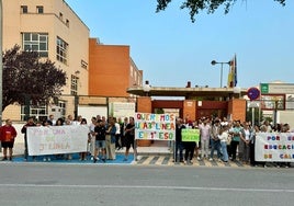 Decenas de personas se congregaron en la puerta del colegio a modo de protesta.