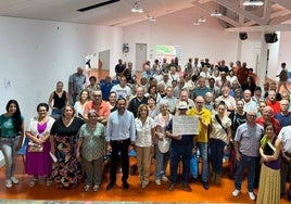 Reunión vecinal este sábado en Puerto de la Torre a la que acudieron representantes políticos. Entre ellos, el portavoz del PSOE, Daniel Pérez.