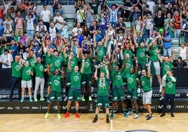 La plantilla del Unicaja levanta la Supercopa en el Palacio de Deportes de Murcia