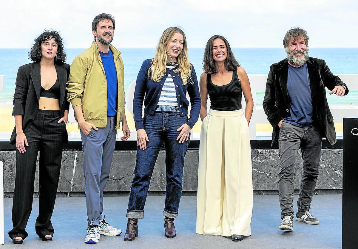 Marina Guerola, Julián López, Pilar Palomero (directora), Patricia López Arnaiz y Antonio de la Torre, ayer en San Sebastián.