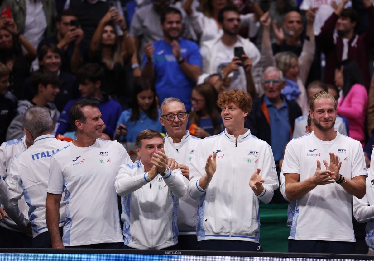 Janik Sinner, en el centro de la imagen, apoyando al equipo italiano en la fase de grupos en Bolonia, aunque no participó en ella.