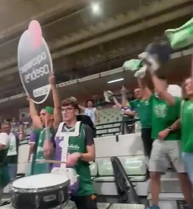 La afición del Unicaja celebra en Murcia el título de la Supercopa Endesa