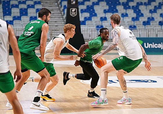 Kravish, Díaz, Perry y Balcerowski, en un entrenamiento.