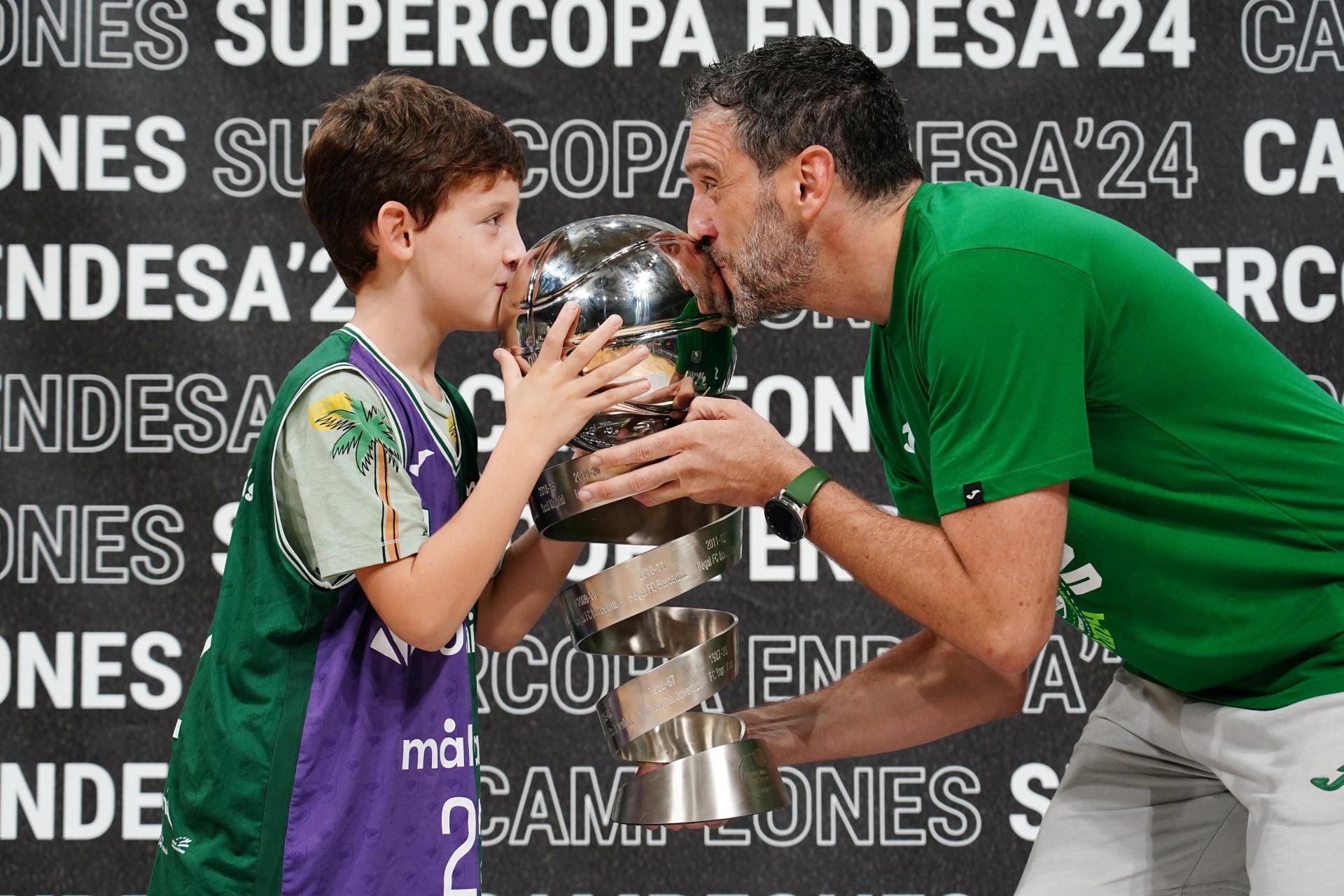 Ibon celebra el título de la Supercopa junto a su hijo