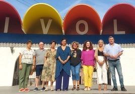 La portavoz de Por Andalucía y otros representantes de esta fuerza, a las puertas del parque.