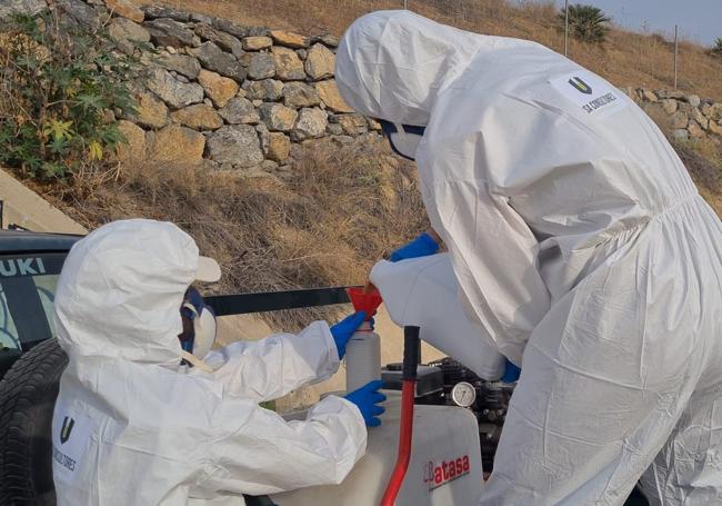 Operarios de la empresa  preparan la mezcla de biocida para atacar a  los mosquitos.