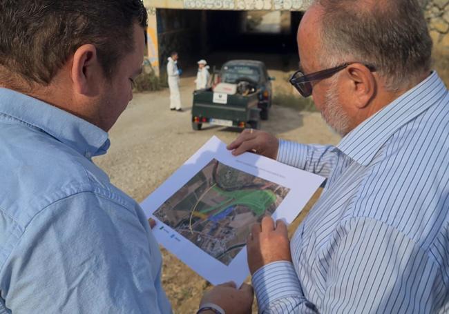 El concejal de Medio Ambiente y el alcalde de Alhaurín de la Torre consultan el mapa de la zona en la que se desarrollan las medidas preventivas contra el Virus del Nilo.