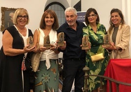 El artista torreño, con la escultura e integrantes de la Academia Malagueña de Ciencias.