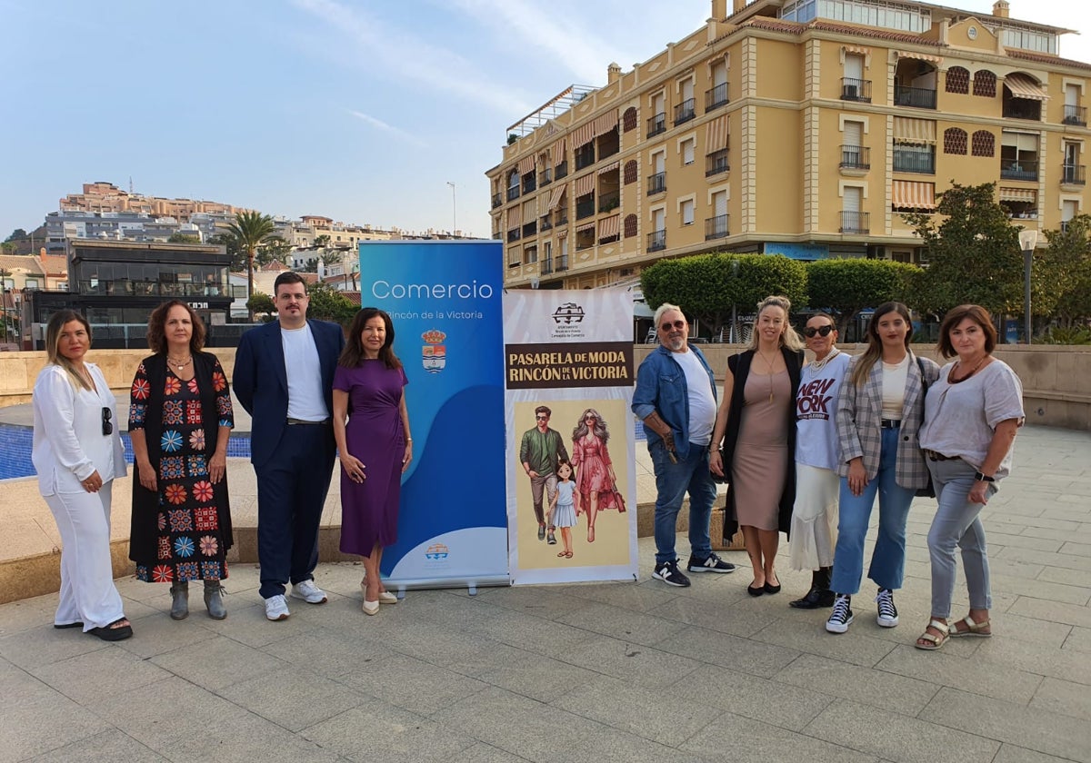 La concejala junto a representantes de los comercios participantes.