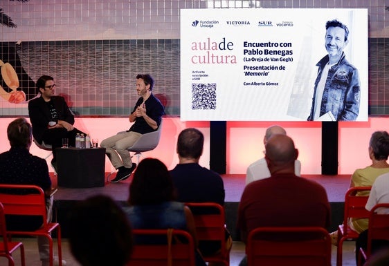 El guitarrista de La Oreja de Van Gogh presenta 'Memoria' en el Aula de Cultura de SUR, junto al periodista Alberto Gómez.