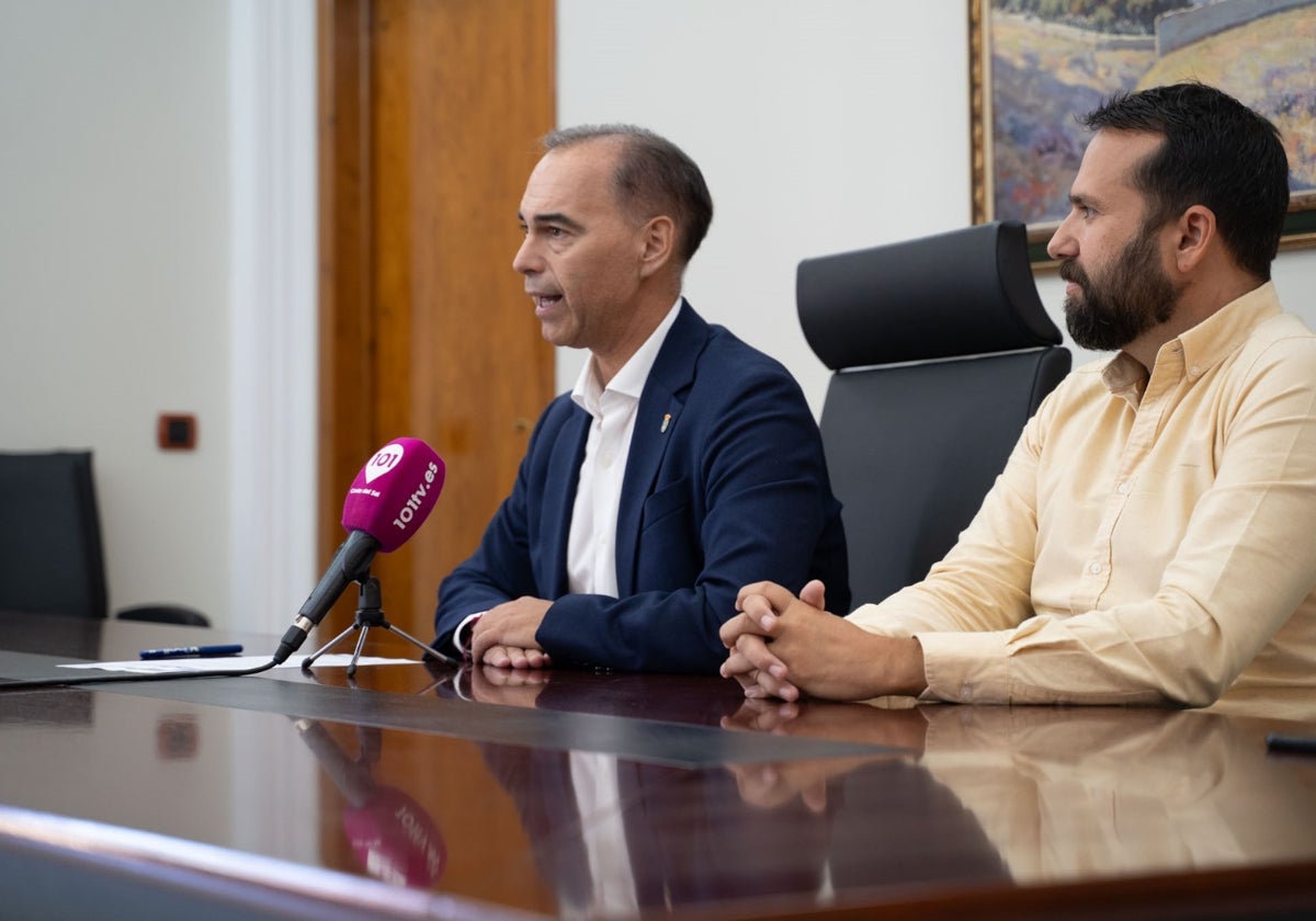 El alcalde y el concejal de Limpieza durante su intervención.