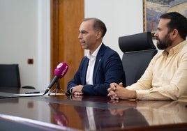 El alcalde y el concejal de Limpieza durante su intervención.