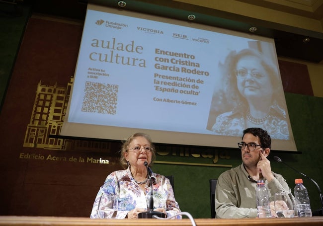 La fotógrafa mantuvo una animada charla con el periodista Alberto Gómez.