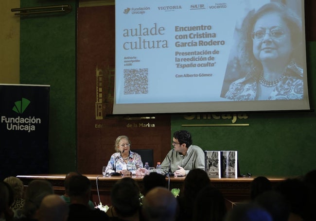 El público abarrotó la sala de Unicaja para escuchar a la fotógrafa.