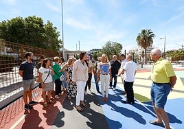 La alcaldesa, Ángeles Muñoz, en el centro socio deportivo.