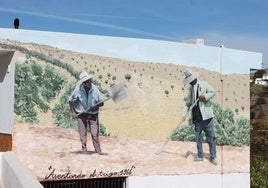 Pasado. En la entrada de la aldea cartameña de Gibralgalia se alude a tareas agrícolas de antaño.