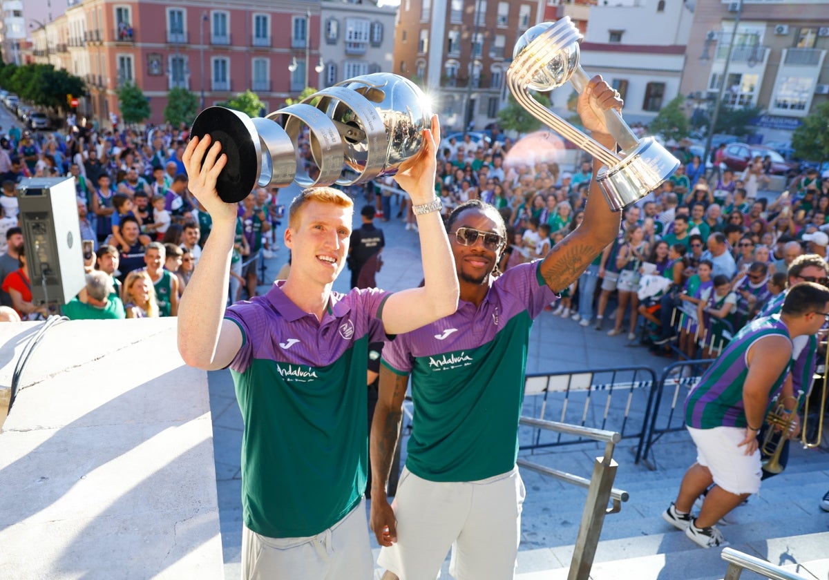 Díaz y Perry alzan los dos trofeos al cielo de Málaga en la Plaza del Santuario.