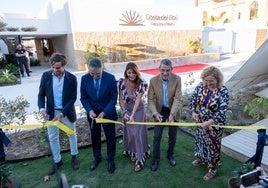 Autoridades y representantes de la propiedad y la empresa en la inauguración oficial.