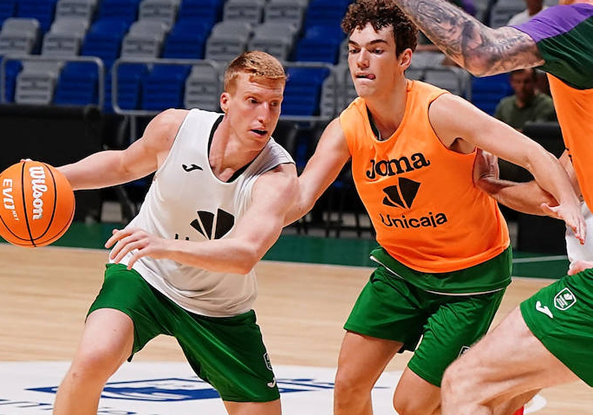 Manu Trujillo presiona a Alberto Díaz en un entrenamiento de la pretemporada.