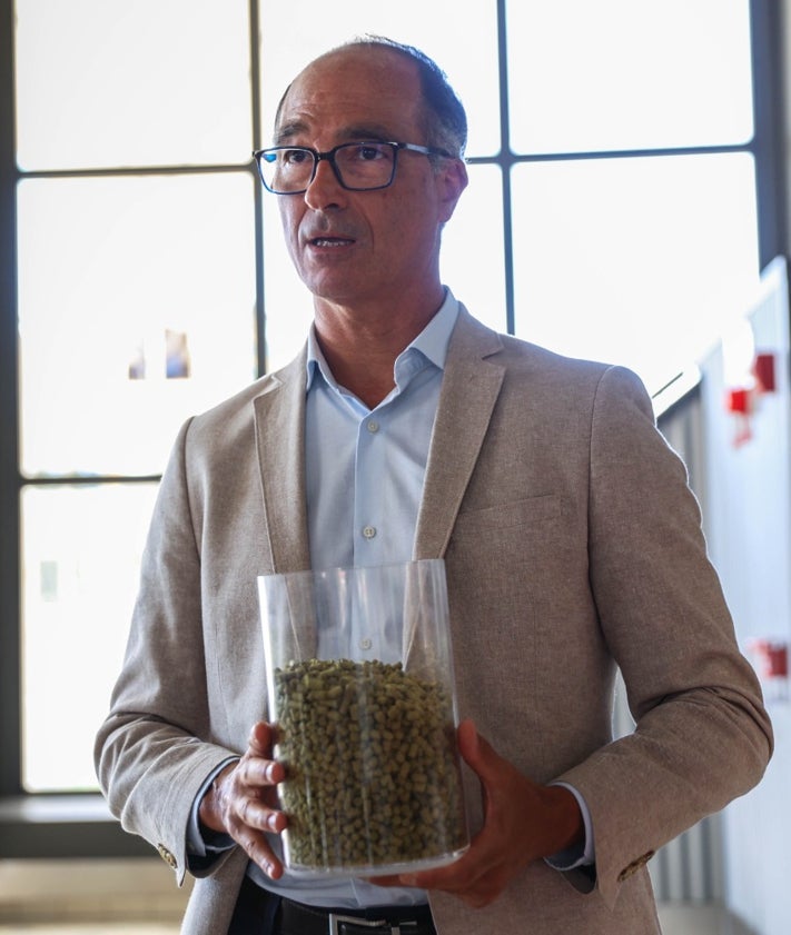 Imagen secundaria 2 - Los tanques de cocción de la cebada, la nueva línea de envasado de latas que ha supuesto una potente inversión y Manuel Heredia, director de la fábrica de Mahou San Miguel en Málaga.