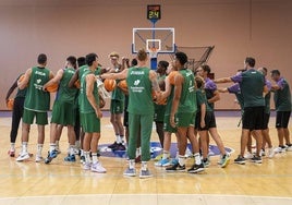 La plantilla del Unicaja hace piña en un entrenamiento de pretemporada.