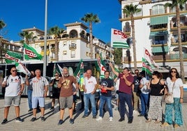 Trabajadores de la empresa concesionaria del transporte urbano en Vélez-Málaga, este viernes en una protesta.