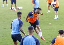 Baturina, en un remate de cabeza en el entrenamiento de ayer en La Rosaleda.