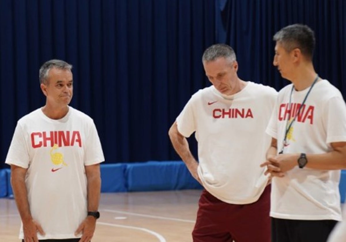 Ángel Sánchez Cañete, a la izquierda de la imagen ya con la camiseta de entrenamiento de la selección de China.