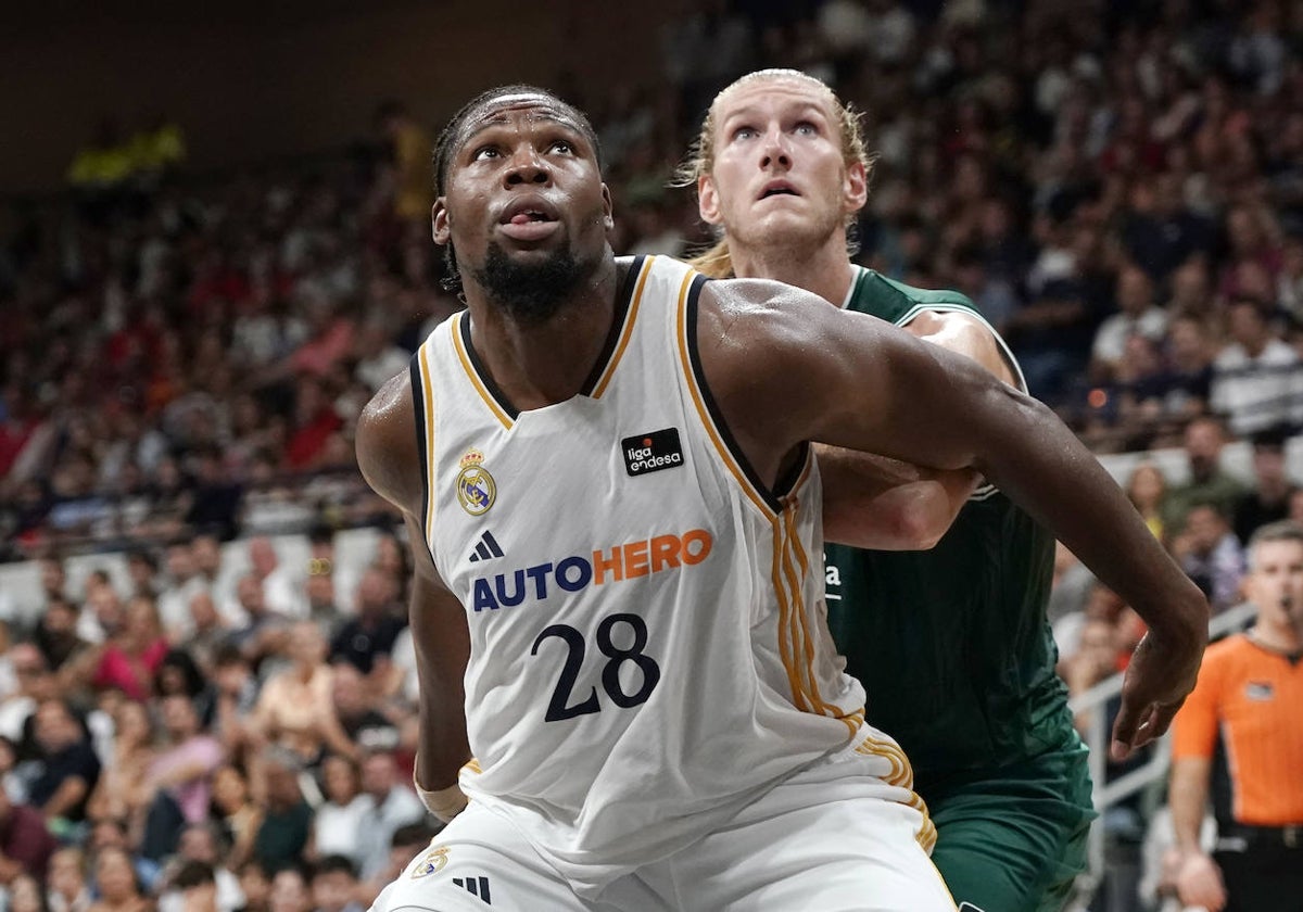 Yabusele y Osetkowski, en un partido entre el Madrid y el Unicaja la pasada temporada.